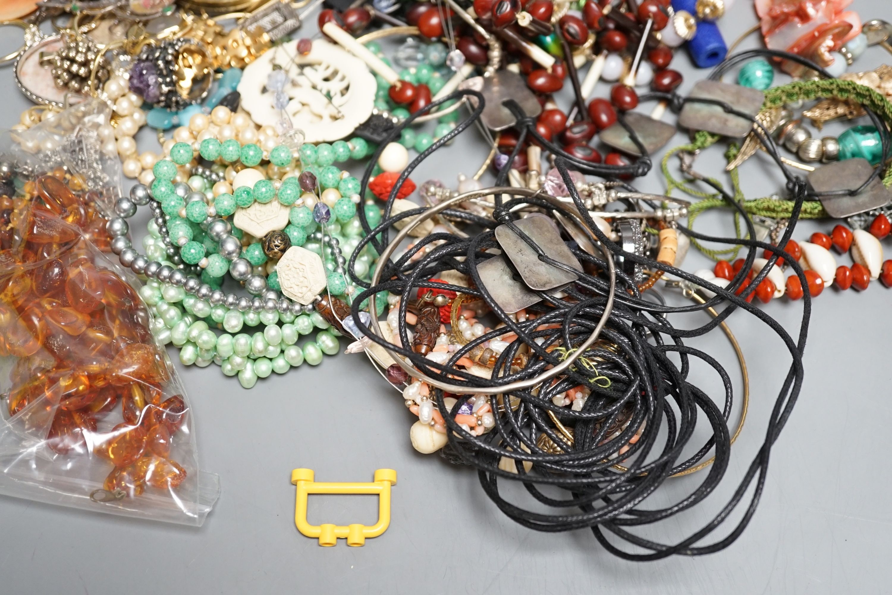 A quantity of assorted costume jewellery including amber and silver.